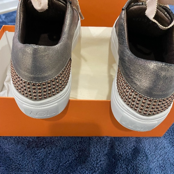 ⬇️PRICE⬇️ 
AGL - Metallic Taupe Rose Sneaker - size 37/ 7 - Picture 6 of 7